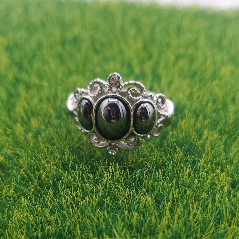 Stunning Metalic Moonstone 7.5 Vintage Avon Ring R807